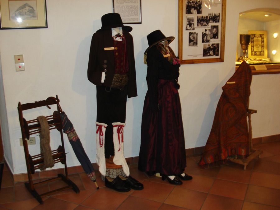Trachtenausstellung - historische Tracht um 1830
