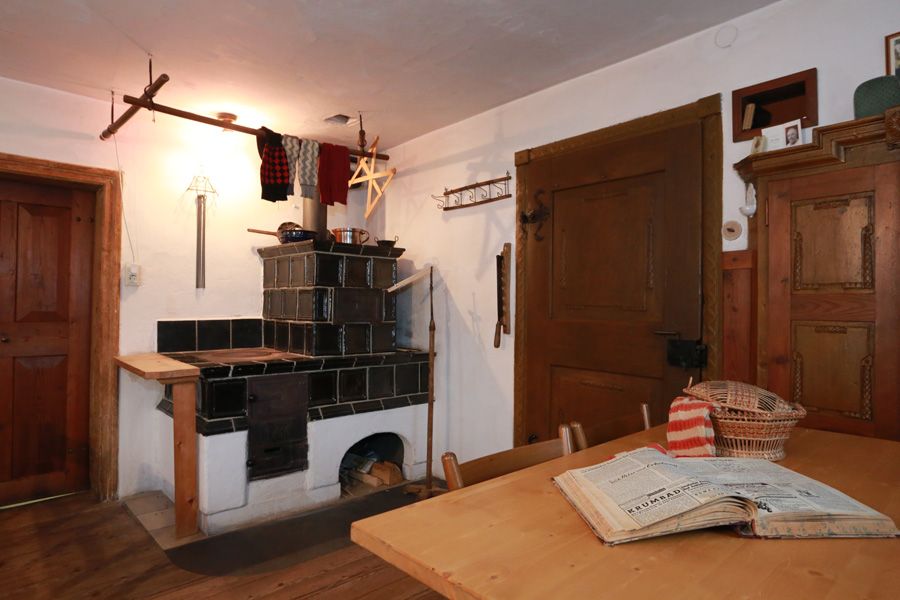 Bauernstube mit Wandvertäfelung und Einbaukästen
