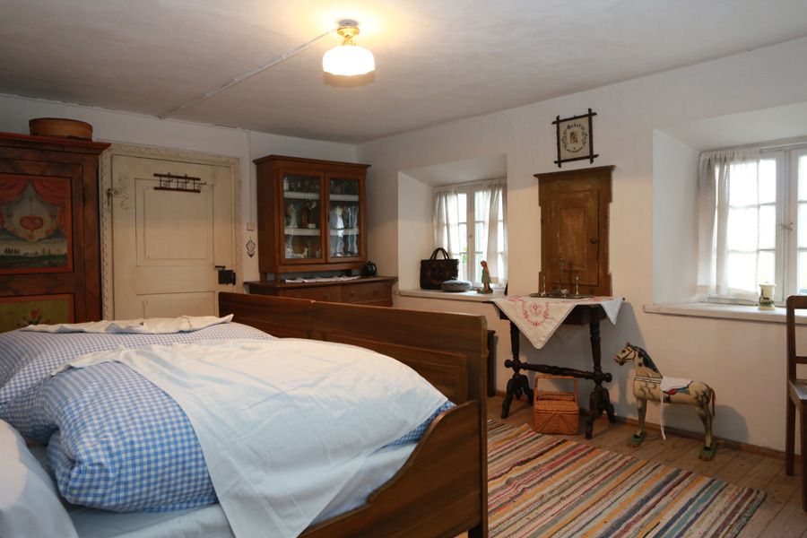 Die Schlafkammer mit Bauernschrank und Glaskasten
