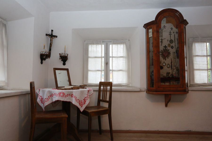 Barockschrank mit Wallfahrtsandenken