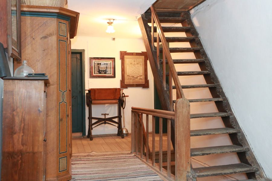 Speichertreppe mit Bauernschrank